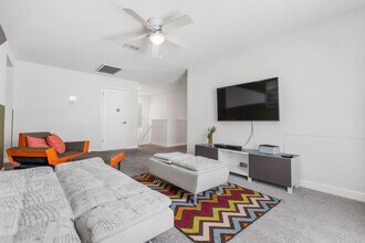 4718 Kings Castle Cir in Kissimmee, FL - Foto de edificio - Building Photo