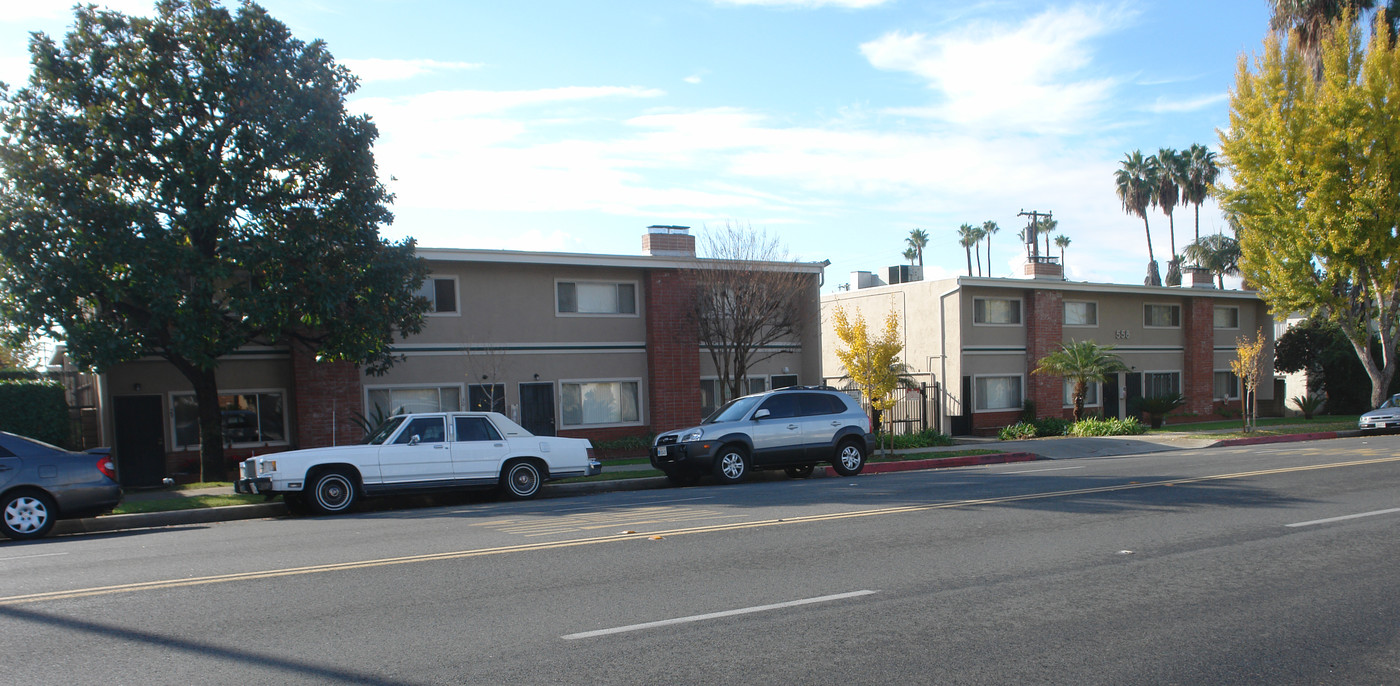 Casa De Covina Townhouses in Covina, CA - Foto de edificio