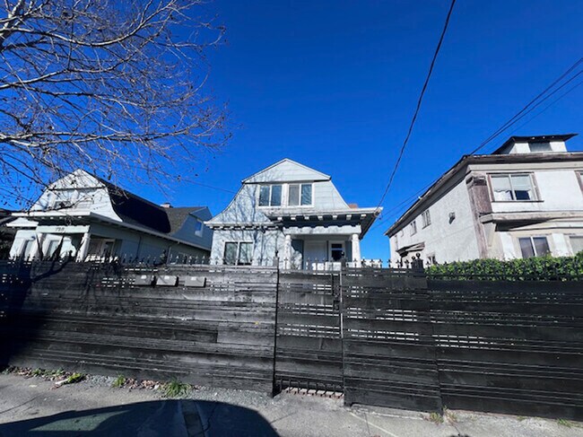 722 30th St, Unit UPPER in Oakland, CA - Building Photo - Building Photo