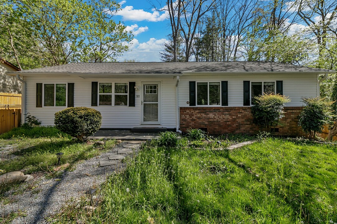 321 Melody Cir in Swannanoa, NC - Foto de edificio