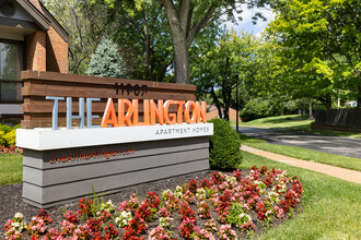 Arlington Apartment Homes in Creve Coeur, MO - Foto de edificio - Building Photo