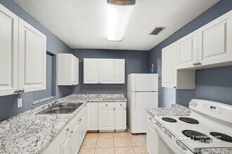 865 Canada St NE in Palm Bay, FL - Foto de edificio - Building Photo