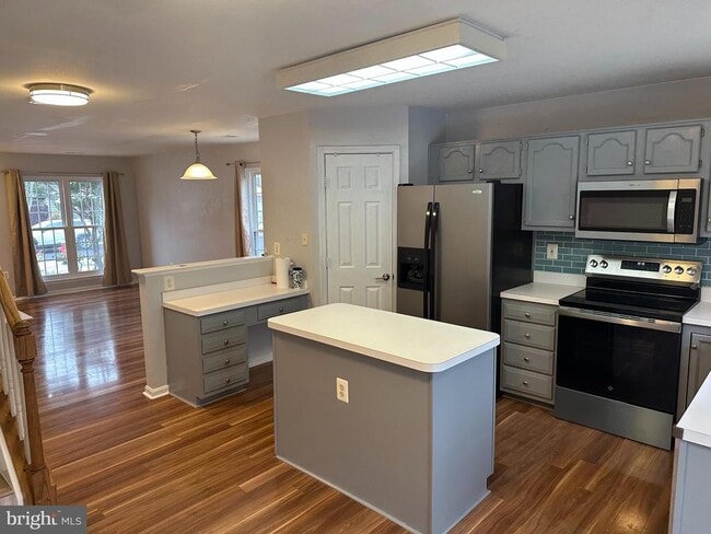 43004 Beachall St in Chantilly, VA - Building Photo - Building Photo