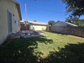 323 Neville St in Hanford, CA - Building Photo - Building Photo