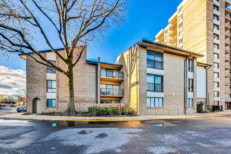 6 Monroe Pl in Rockville, MD - Building Photo