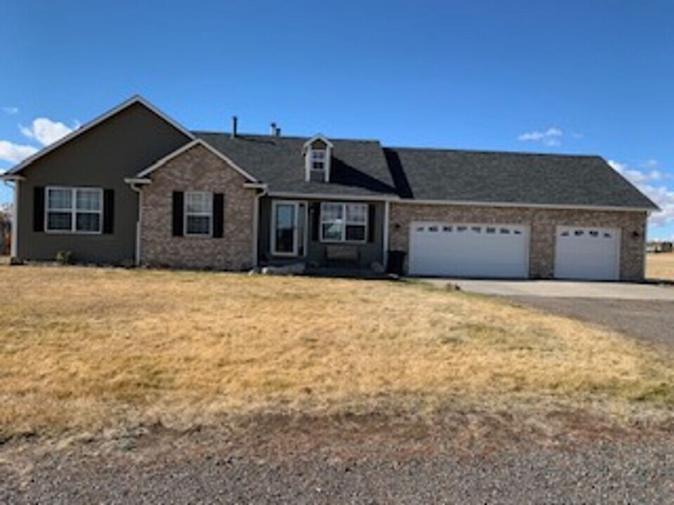 2074 Canyon Dr in Cheyenne, WY - Foto de edificio