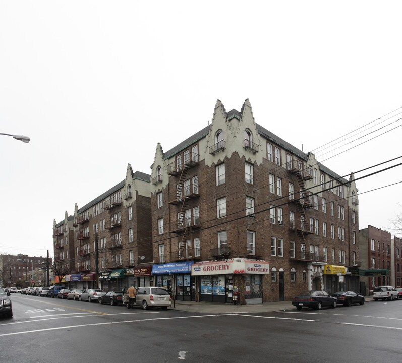 37-80 64th St in Flushing, NY - Building Photo