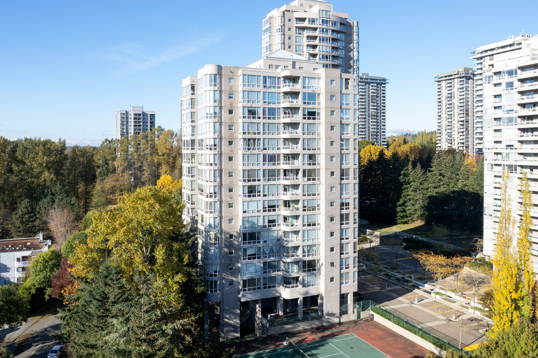 Crystal Manor in Burnaby, BC - Building Photo