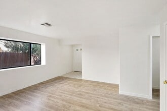 371 Lander Dr in Henderson, NV - Building Photo - Building Photo