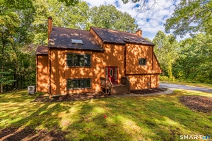 9 Woodacre Ln in Monroe, CT - Building Photo