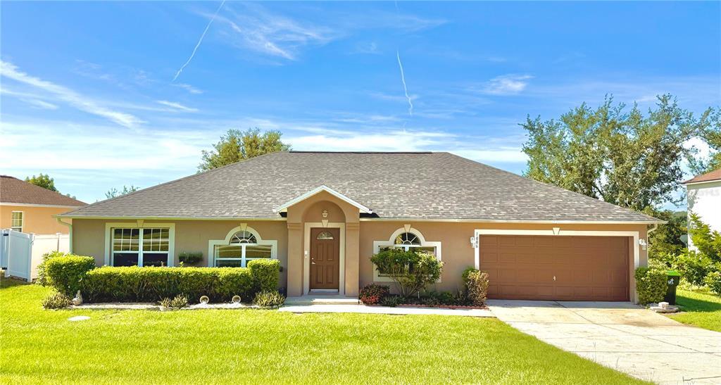 1006 Fox Trail Ave in Minneola, FL - Foto de edificio