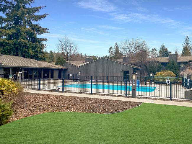 Lake Villa Apartments in Coeur d'Alene, ID - Foto de edificio - Building Photo