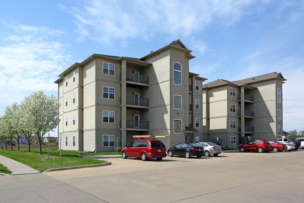 Eagles Crest Apartments in Davenport, IA