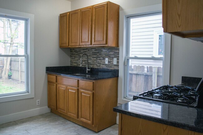 129 Poplar St in New Haven, CT - Building Photo - Building Photo