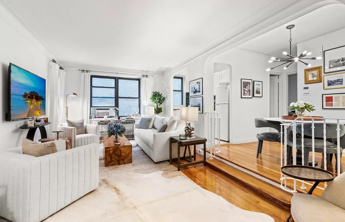 48 W 75th St in New York, NY - Building Photo