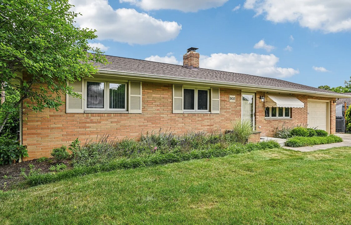 902 Brentford Dr in Columbus, OH - Building Photo
