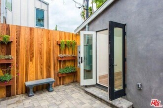 2341 3/4 Beach Ave in Los Angeles, CA - Building Photo - Building Photo