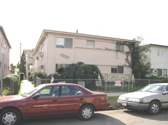 6108 Romaine St in Los Angeles, CA - Foto de edificio - Building Photo