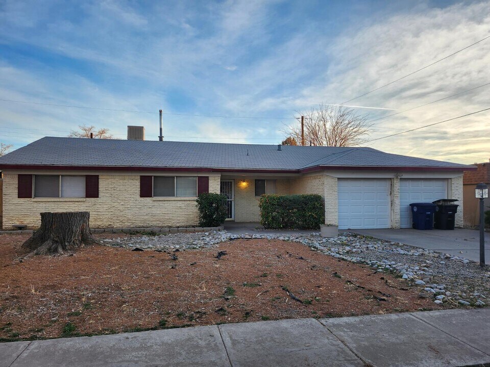 8712 Las Camas Rd NE in Albuquerque, NM - Building Photo