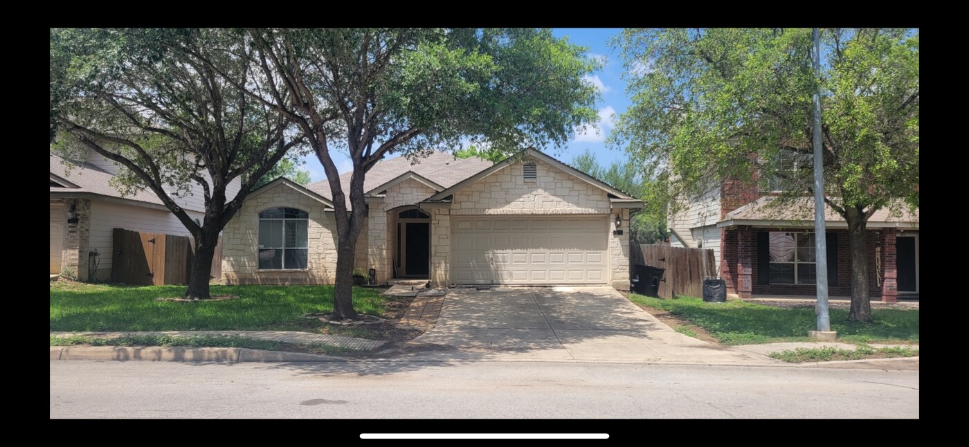 7822 Bur Oak Way in San Antonio, TX - Building Photo