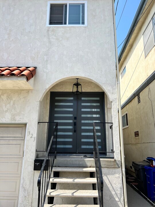 323 24th St, Unit 2 block walks to beach in Manhattan Beach, CA - Foto de edificio