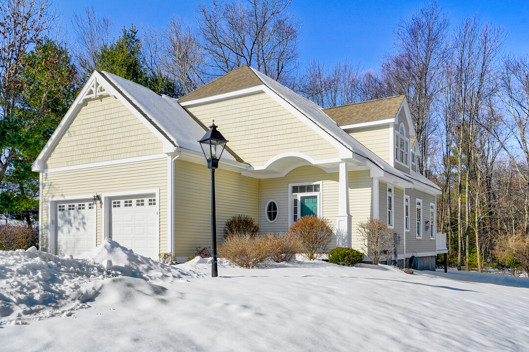 9 Metea Ln in Bedford, NH - Building Photo