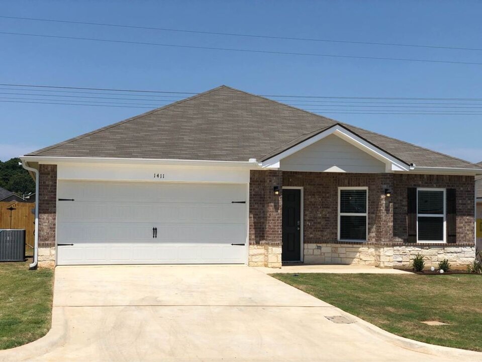 1411 Monterey Dr in Longview, TX - Building Photo