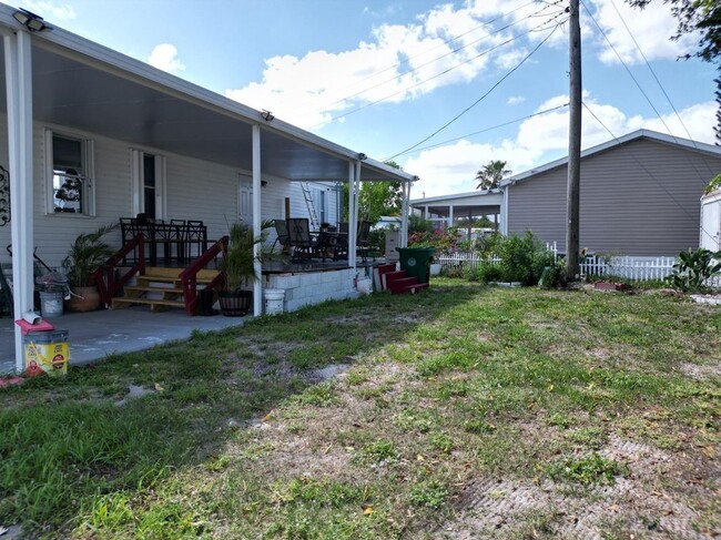 8641 SW 16th Pl in Davie, FL - Building Photo - Building Photo