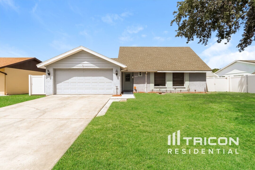 7010 Cobblewood Ct in Tampa, FL - Building Photo