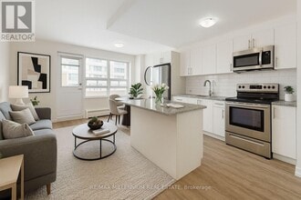 221 Melvin Ave in Hamilton, ON - Building Photo - Building Photo