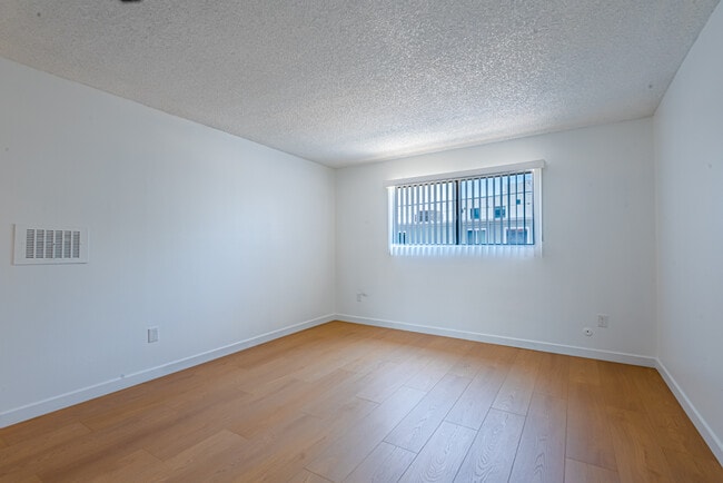 6210 Whitsett in North Hollywood, CA - Building Photo - Building Photo