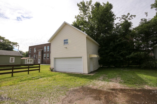1932 E Prospect Rd in Ashtabula, OH - Building Photo - Building Photo