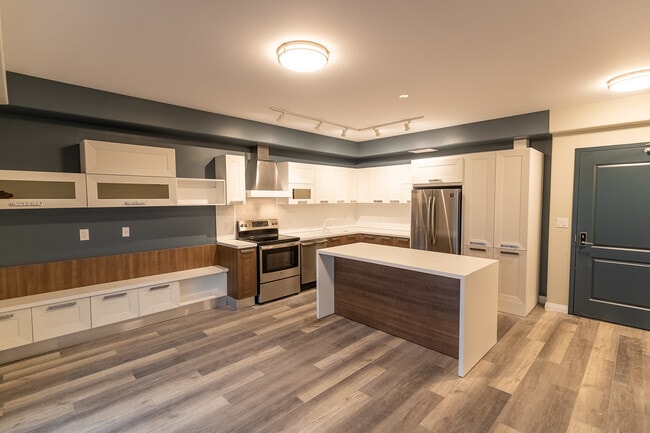 6479 Montrose Rd in Niagara Falls, ON - Building Photo - Building Photo