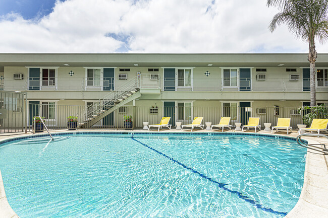 Aztec Pacific Apartments in San Diego, CA - Foto de edificio - Building Photo