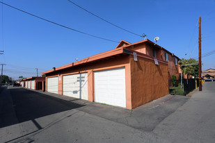 Rancho Benmore Apartments in Anaheim, CA - Foto de edificio - Building Photo