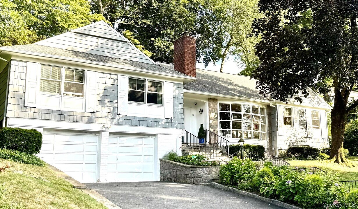 18 Taunton Rd in Scarsdale, NY - Building Photo