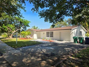 13920 Kendale Lakes Blvd in Miami, FL - Building Photo - Building Photo
