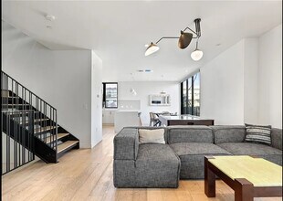 2432 Penmar Ave, Unit 204 in Venice, CA - Building Photo - Building Photo