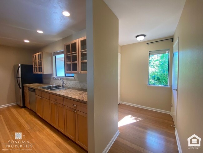 225 2nd St E in Sonoma, CA - Foto de edificio - Building Photo