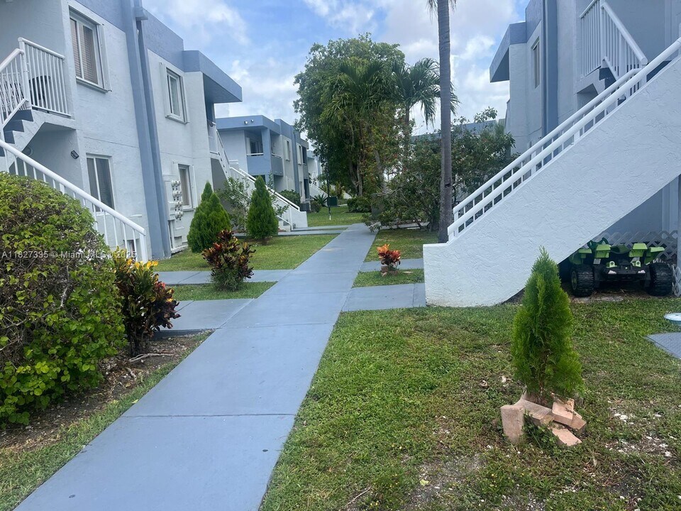 6214 SW 131st Ct, Unit 103 in Miami, FL - Foto de edificio