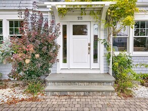 111 Shore Dr in Mashpee, MA - Building Photo - Building Photo