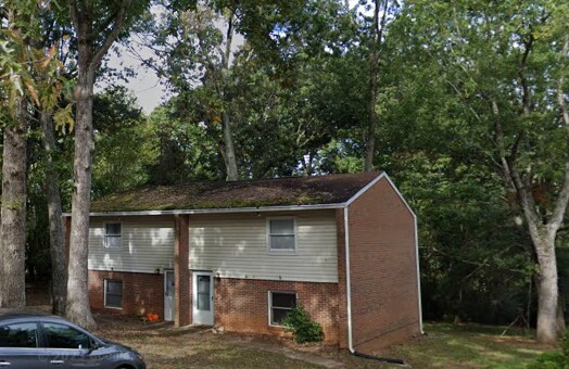 1122 Rolling Hill Dr in Forest, VA - Foto de edificio