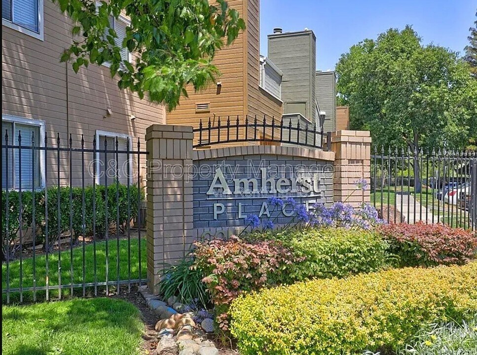 1019 Dornajo Way in Sacramento, CA - Foto de edificio