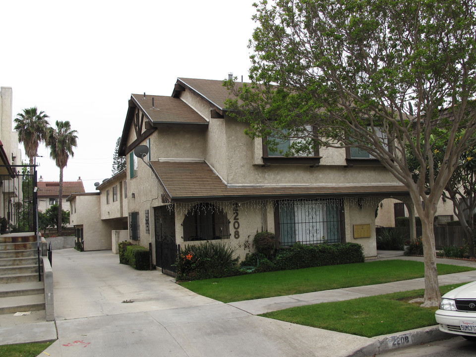 2208 Larch St in Alhambra, CA - Building Photo