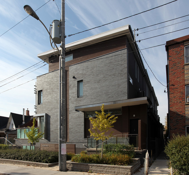 56 Lippincott St in Toronto, ON - Building Photo - Building Photo