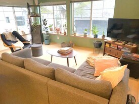 7543 11th Ave NE #B in Seattle, WA - Building Photo