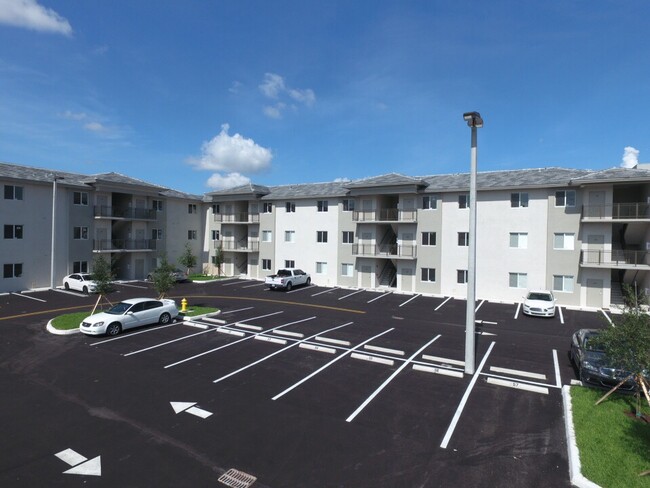 The District in Hialeah, FL - Foto de edificio - Building Photo