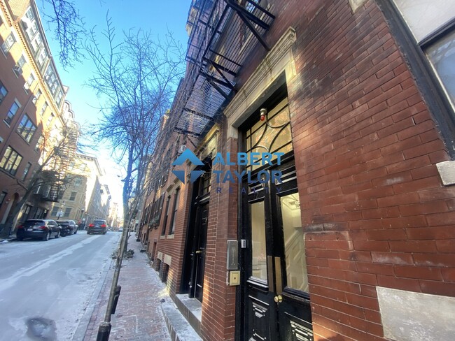 70 Revere St, Unit 1F in Boston, MA - Foto de edificio - Building Photo