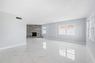 4000 14th Way NE in St. Petersburg, FL - Building Photo - Building Photo