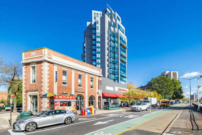 The Aston in Forest Hills, NY - Foto de edificio - Building Photo